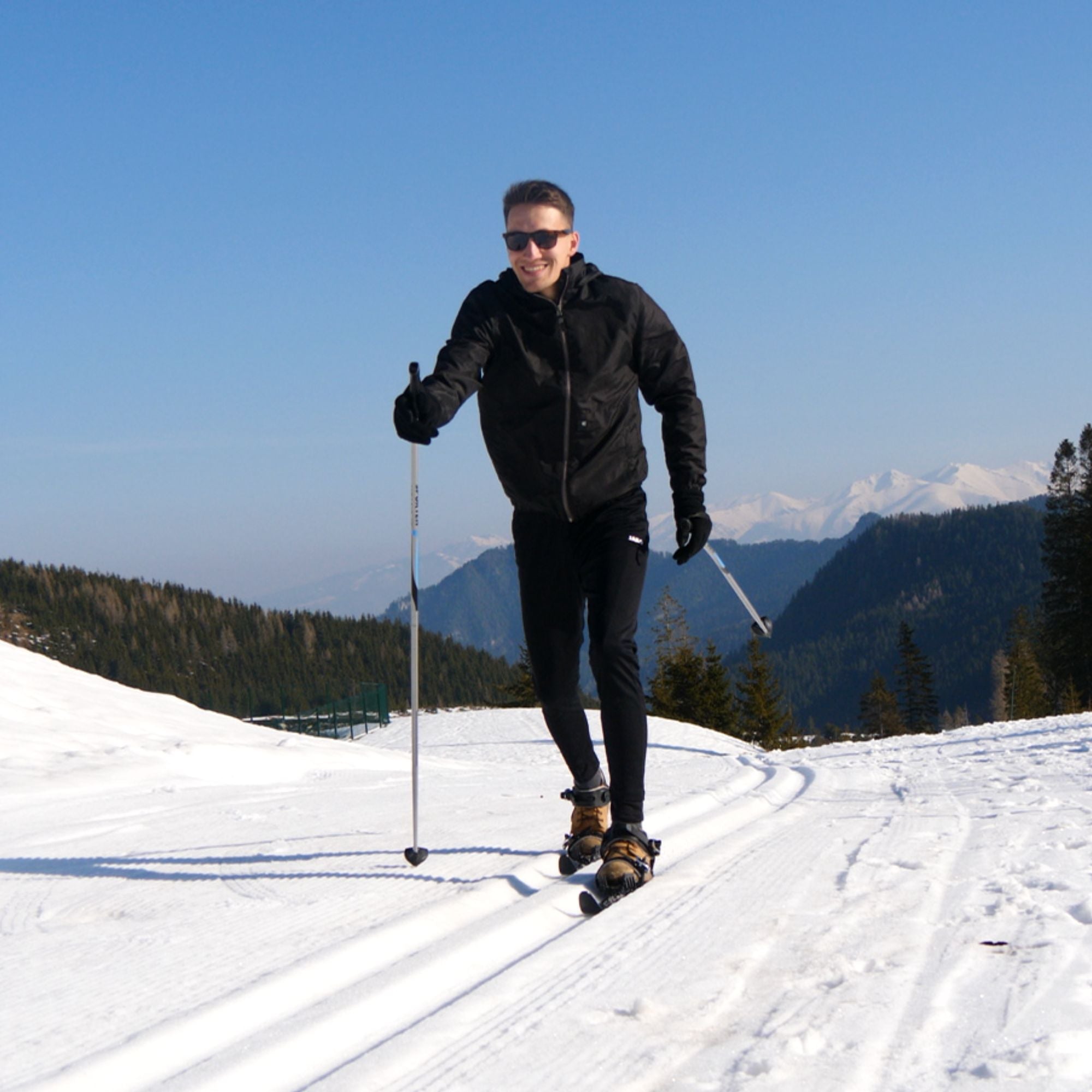 World’s shortest Snowfeet nordic skis. LENGTH - Only 90 cm / 35 Inch  Great for beginners, intermediates and pros who want to enjoy their cross-country trip to the fullest. Great for both kids and adults, teenagers or ski instructors.