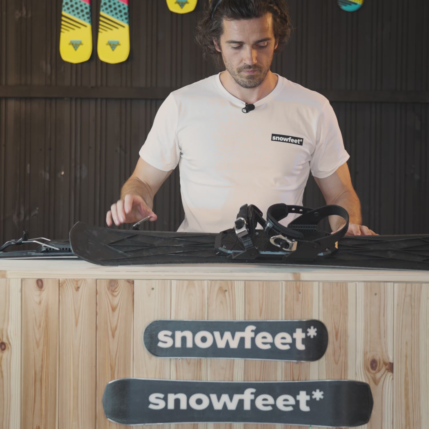 Man with white t-shirts describes short skis 100 CM.