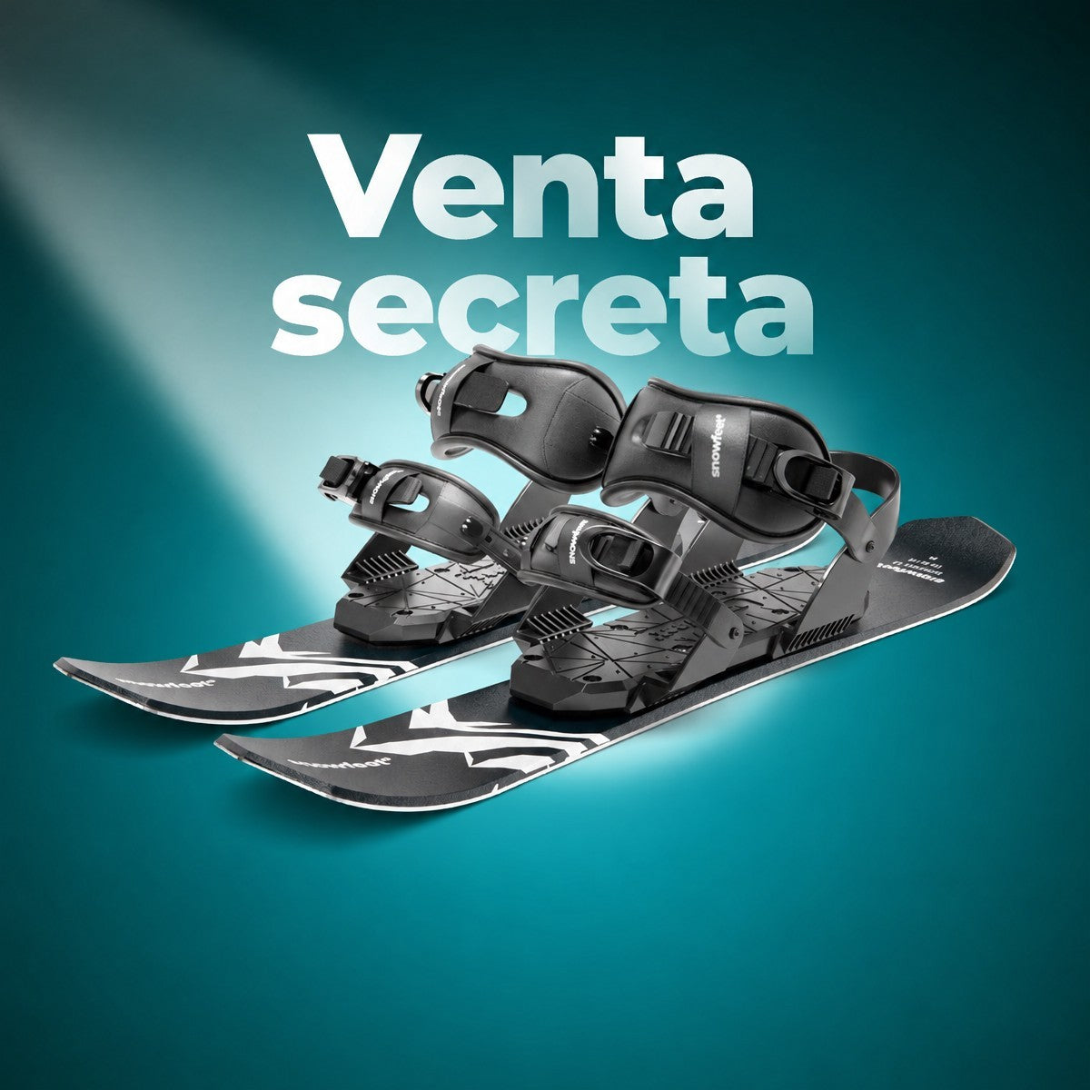 Esquís cortos negros con fijaciones sobre fondo turquesa con el texto «Venta secreta»
