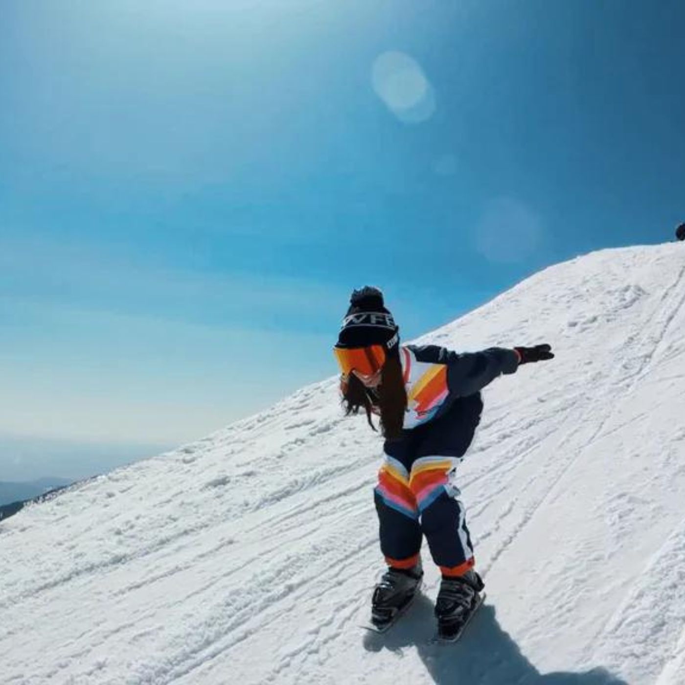 women, skiing, short skis, benefits, skiskates, skiboards, skiblades, snowfeet, mountains, winter, outdoor, sport, fun